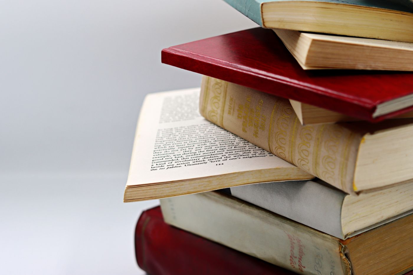 Pile de livres anciens montrant des pages et des couvertures marquées par le temps